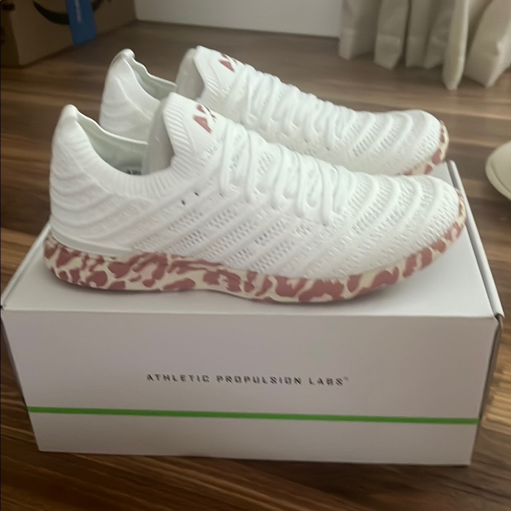 BNWB APL Women'sTECHLOOM WAVE  White Sneakers with WHITE/CEDAR/LEOPARD SOLE SZ 7